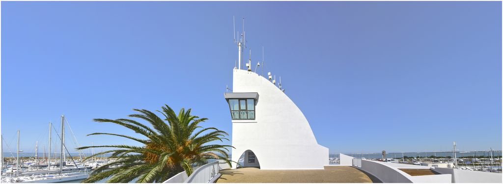 Capitainerie de Port Camargue. Architecte Jean Balladur. Vigie depuis la terrasse.