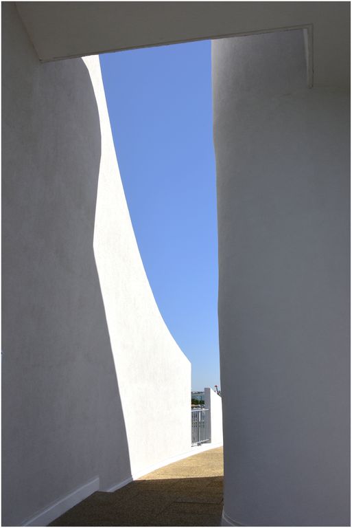 Capitainerie de Port Camargue. Architecte Jean Balladur. Vigie depuis la terrasse. Détail des effets d’ombre et de lumière.