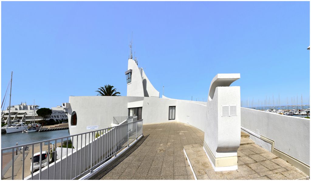 Capitainerie de Port Camargue. Architecte Jean Balladur. Terrasse de la vigie.