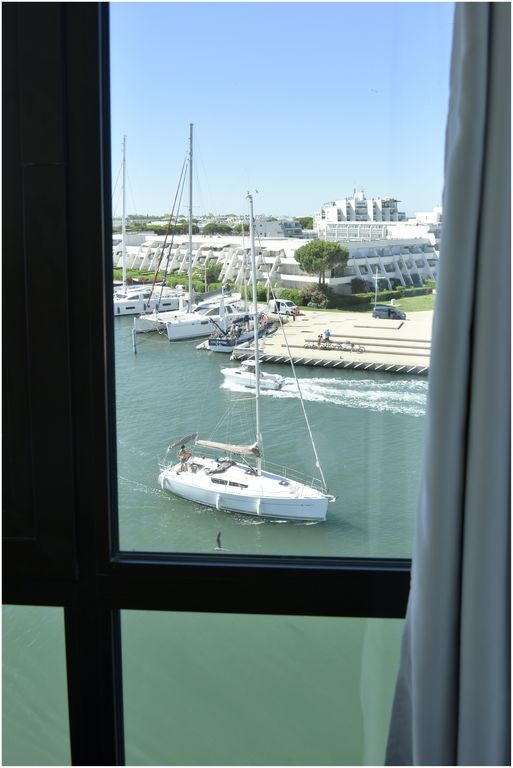 Capitainerie de Port Camargue. Architecte Jean Balladur. Intérieur. Salle de l’étage.