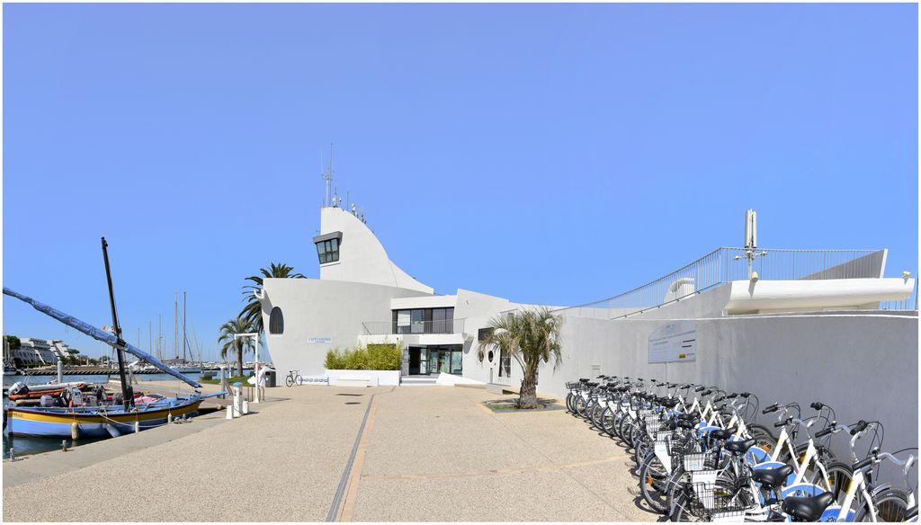 Capitainerie de Port Camargue. Architecte Jean Balladur. Parvis.