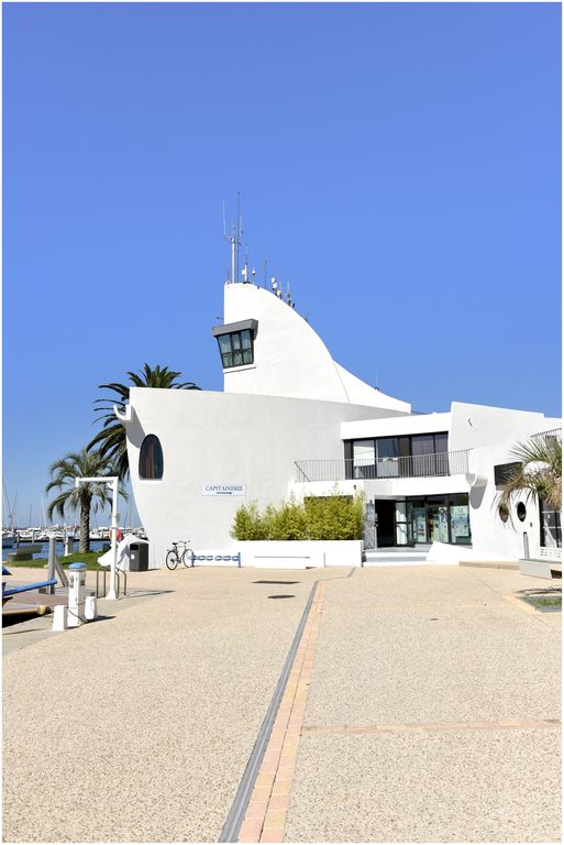 Capitainerie de Port Camargue. Architecte Jean Balladur. Parvis.