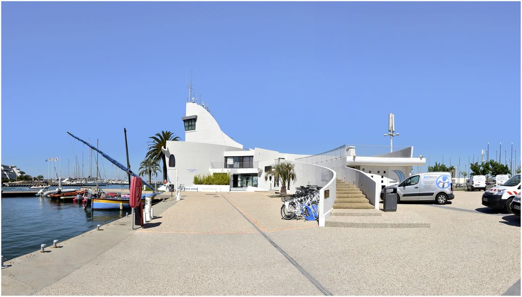 Capitainerie de Port Camargue. Architecte Jean Balladur. Parvis.