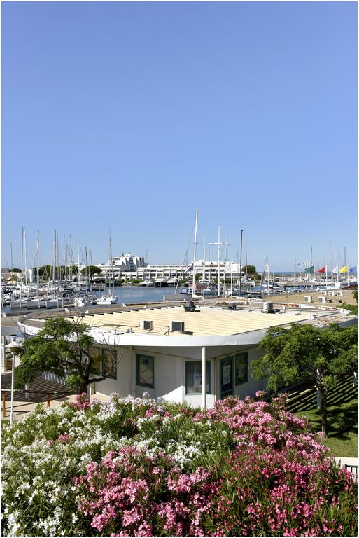 Capitainerie de Port Camargue. Architecte Jean Balladur. Vue de l’environnement.