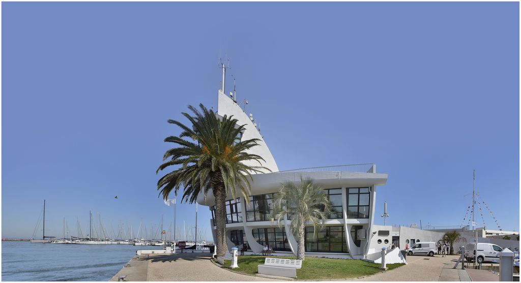 Capitainerie de Port Camargue. Architecte Jean Balladur. Vue côté sud.