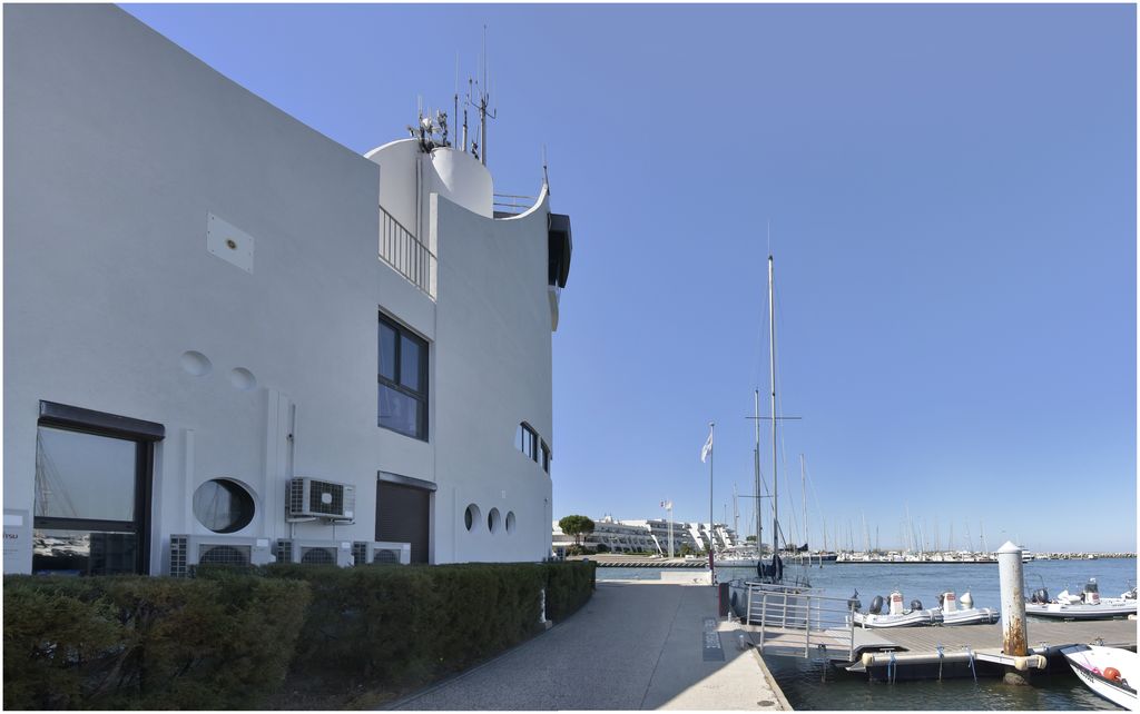 Capitainerie de Port Camargue. Architecte Jean Balladur. Façade nord vers l’intérieur du port.