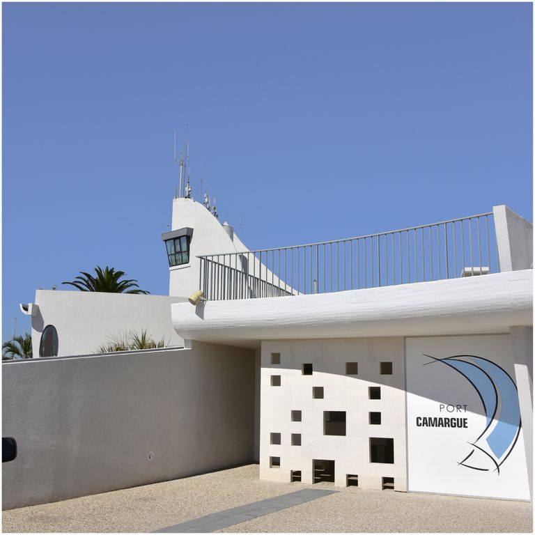 Capitainerie de Port Camargue. Architecte Jean Balladur. Façade est, accès sanitaires.