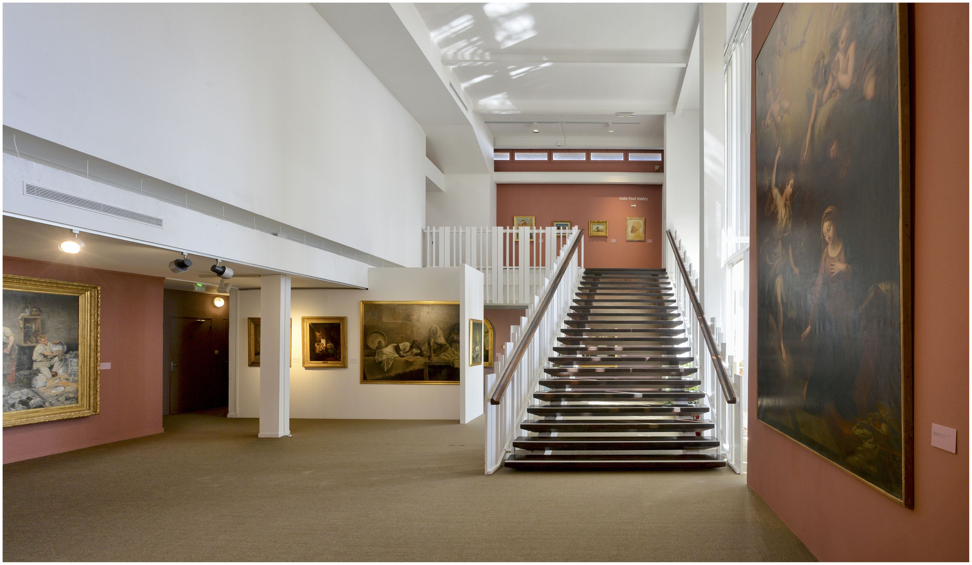 Rez-de-chaussée. Salle du musée, grand escalier d’accès à la salle Paul Valéry.