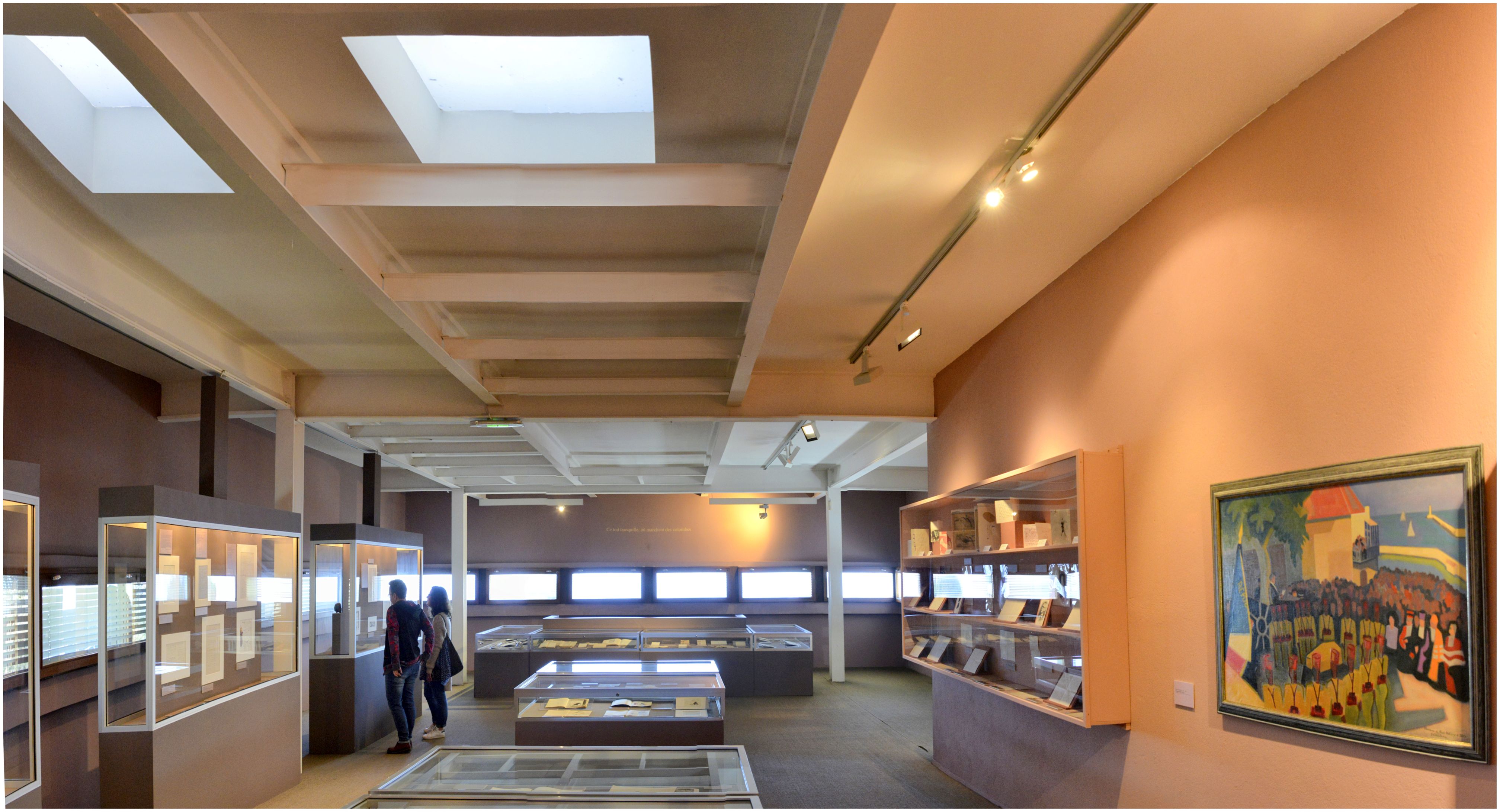 1er étage. Salle Paul Valéry. Fenêtres horizontales avec le vue sur le cimetière marin et la Méditerrannée.