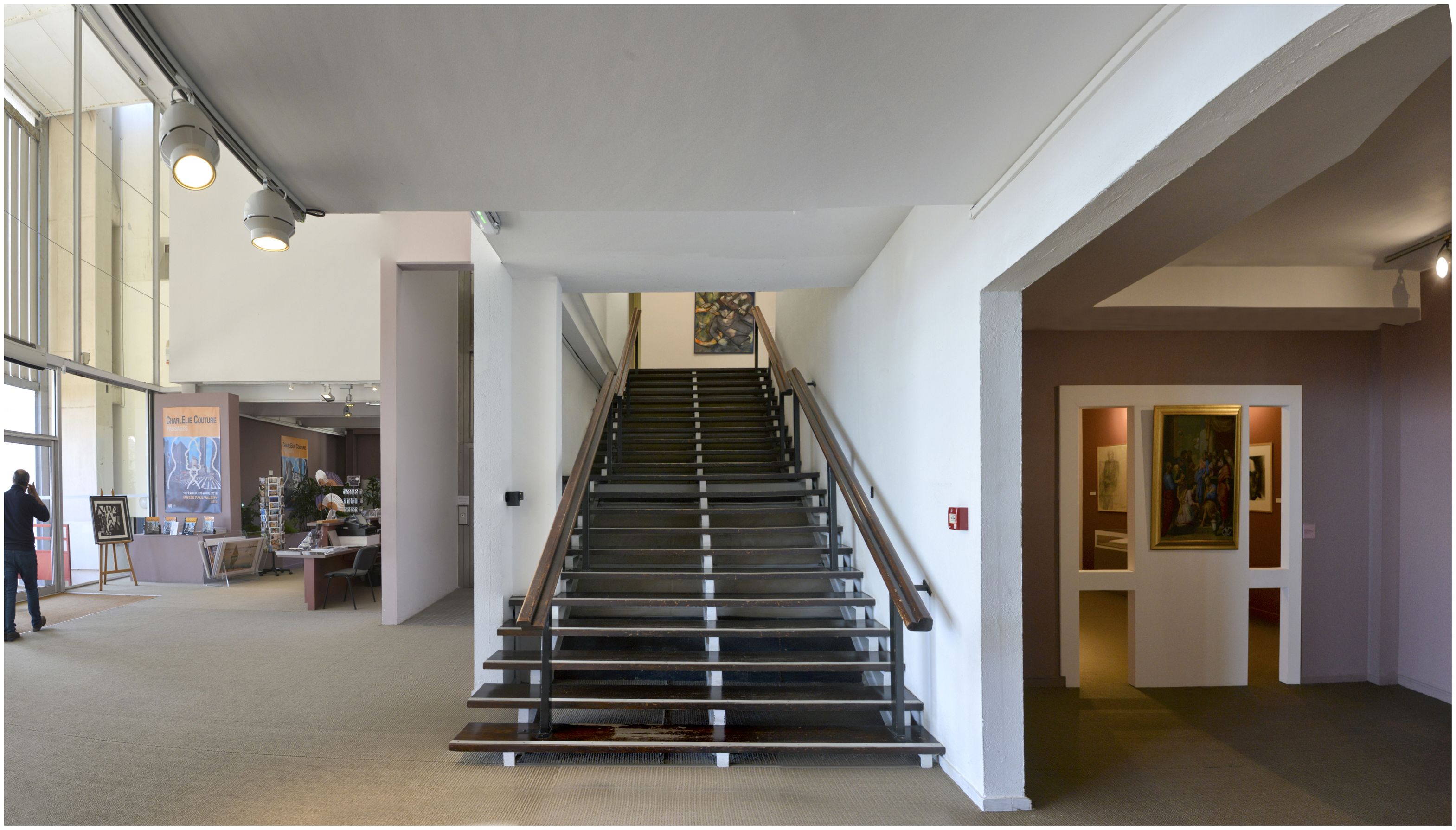 Hall. Vue vers l’entrée et l’escalier d’accès à l’étage côté ouest.