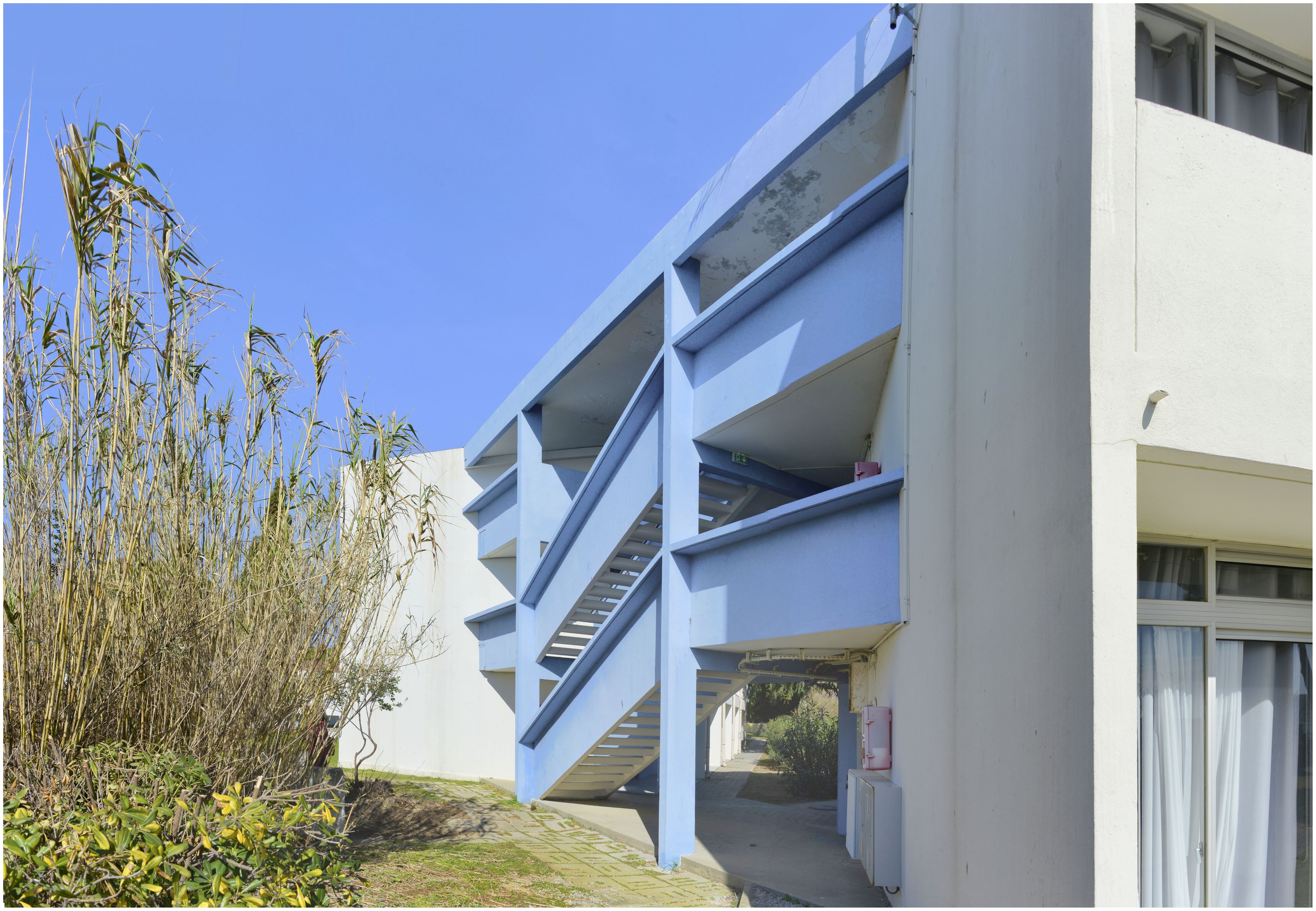 Pavillon donnant sur l’étang. Escalier d’accès aux logements.