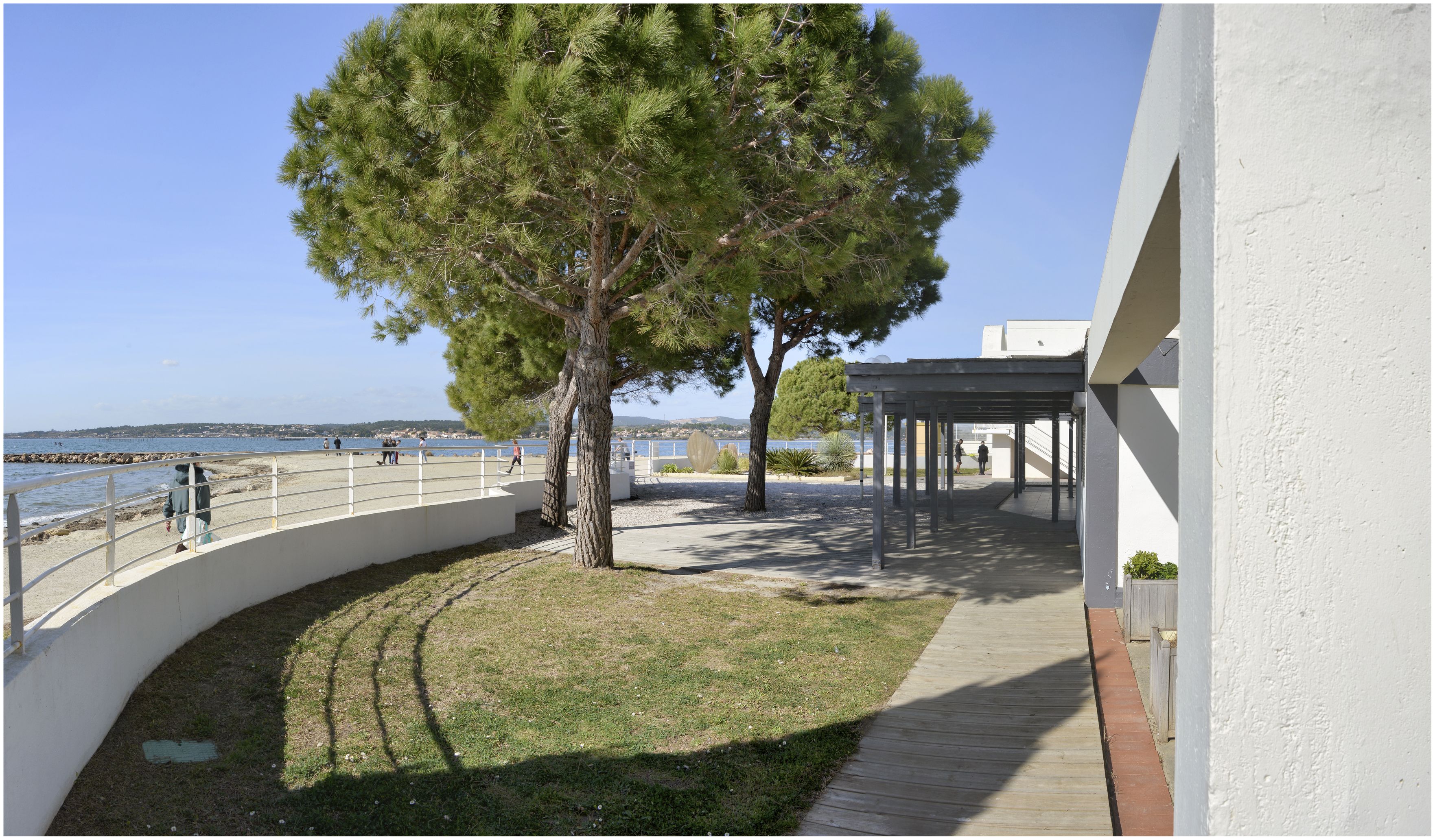 Devant le restaurant, accès à la plage, clôturé aujourd’hui.