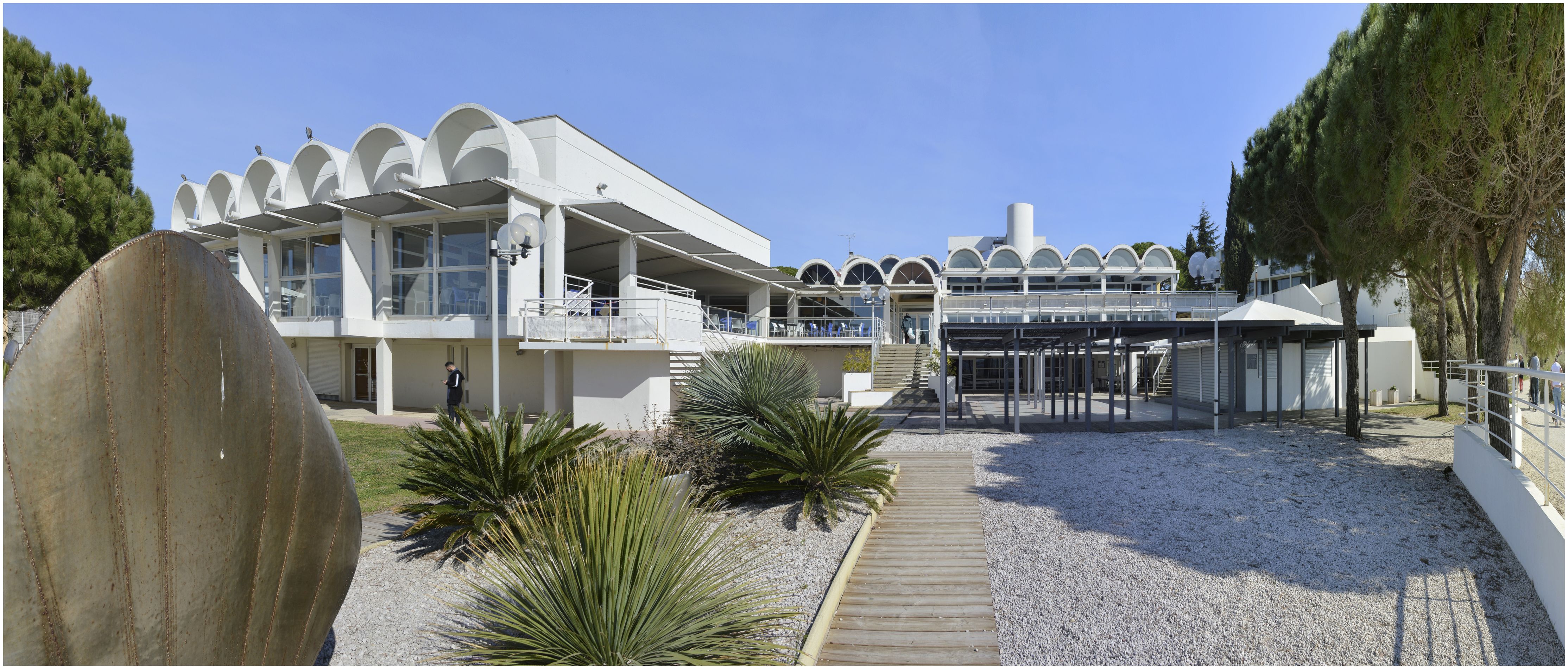 Accès depuis la plage, vers le restaurant.