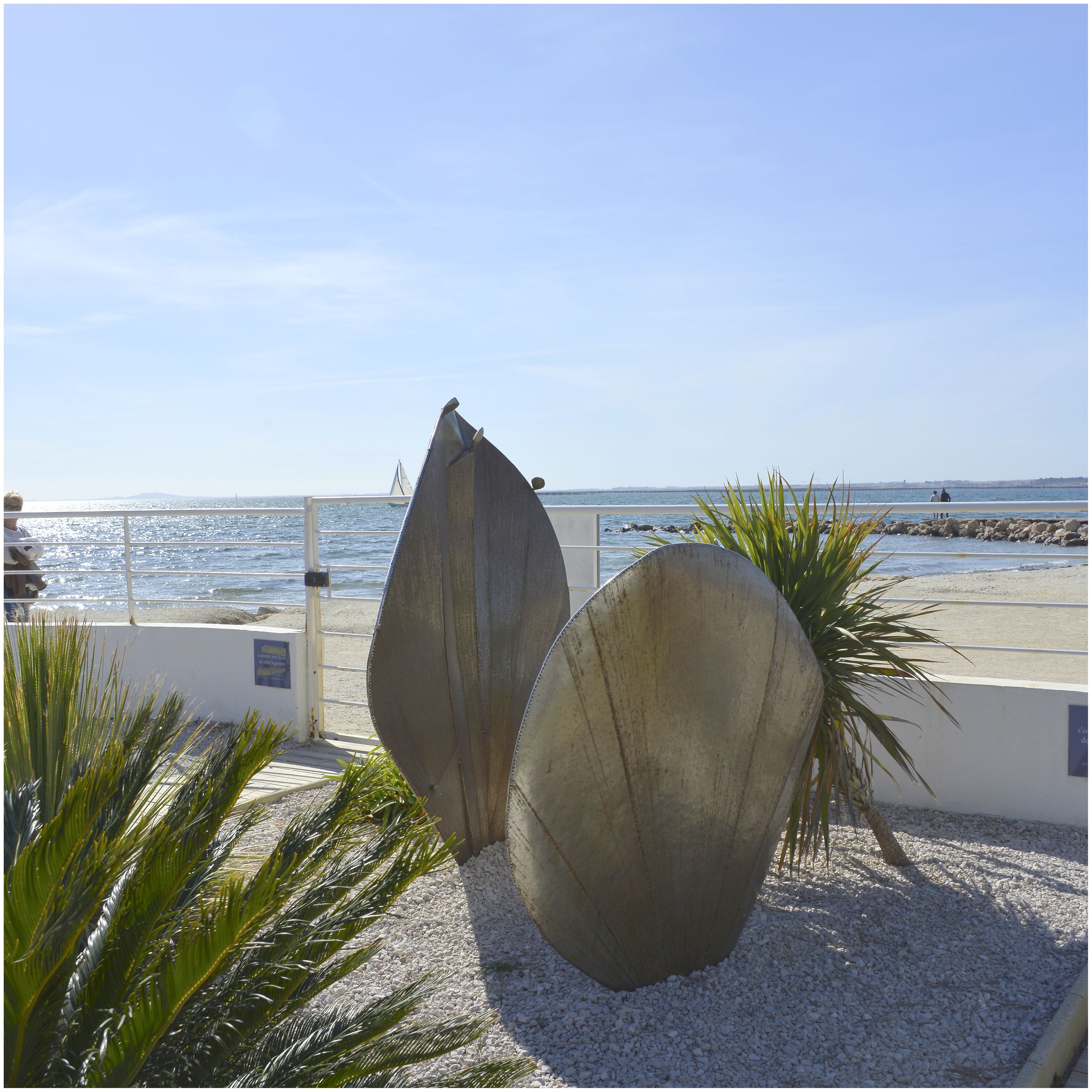 Devant le restaurant, accès à la plage, sculptures de Philolaos Tloupas.