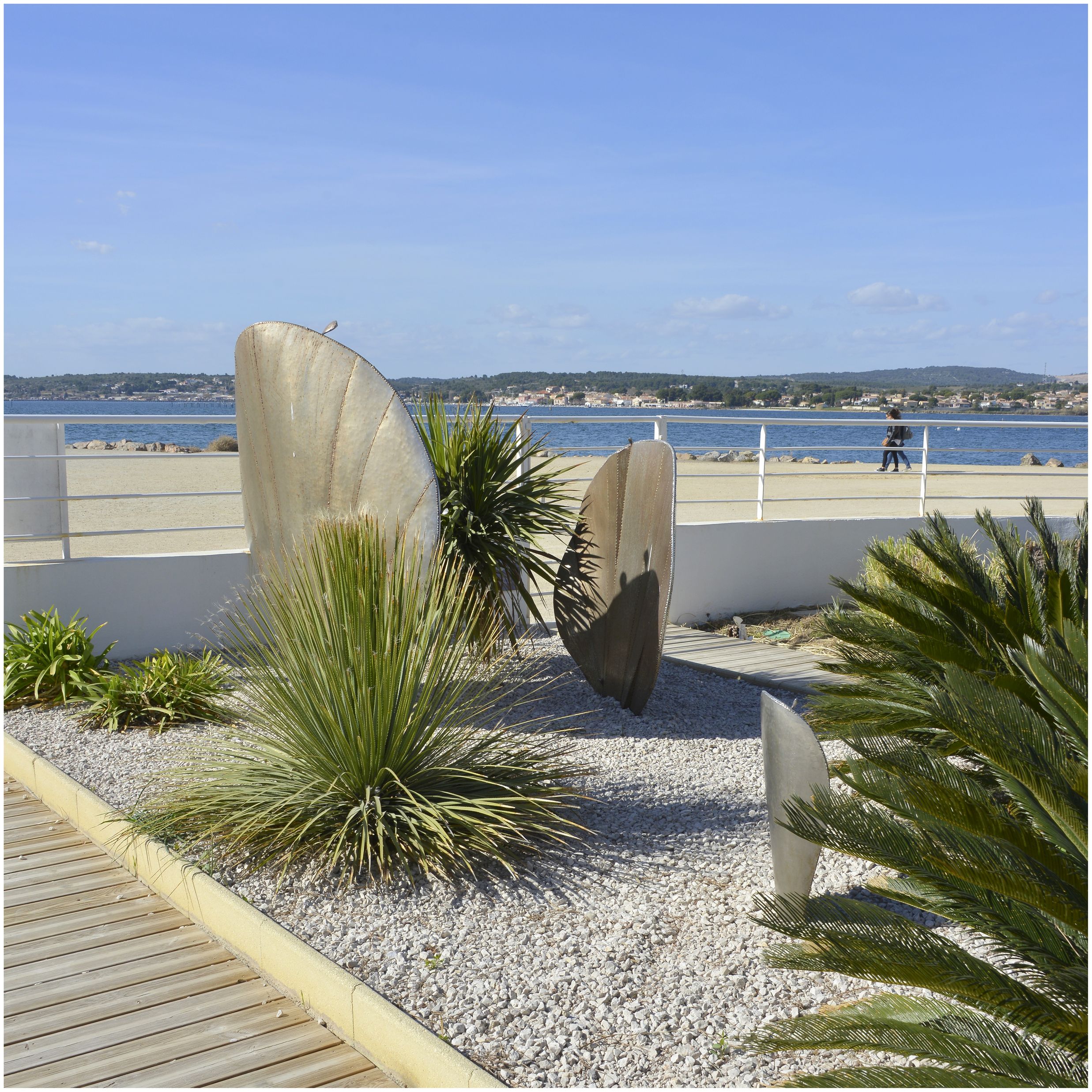 Devant le restaurant, accès à la plage, sculptures de Philolaos Tloupas.