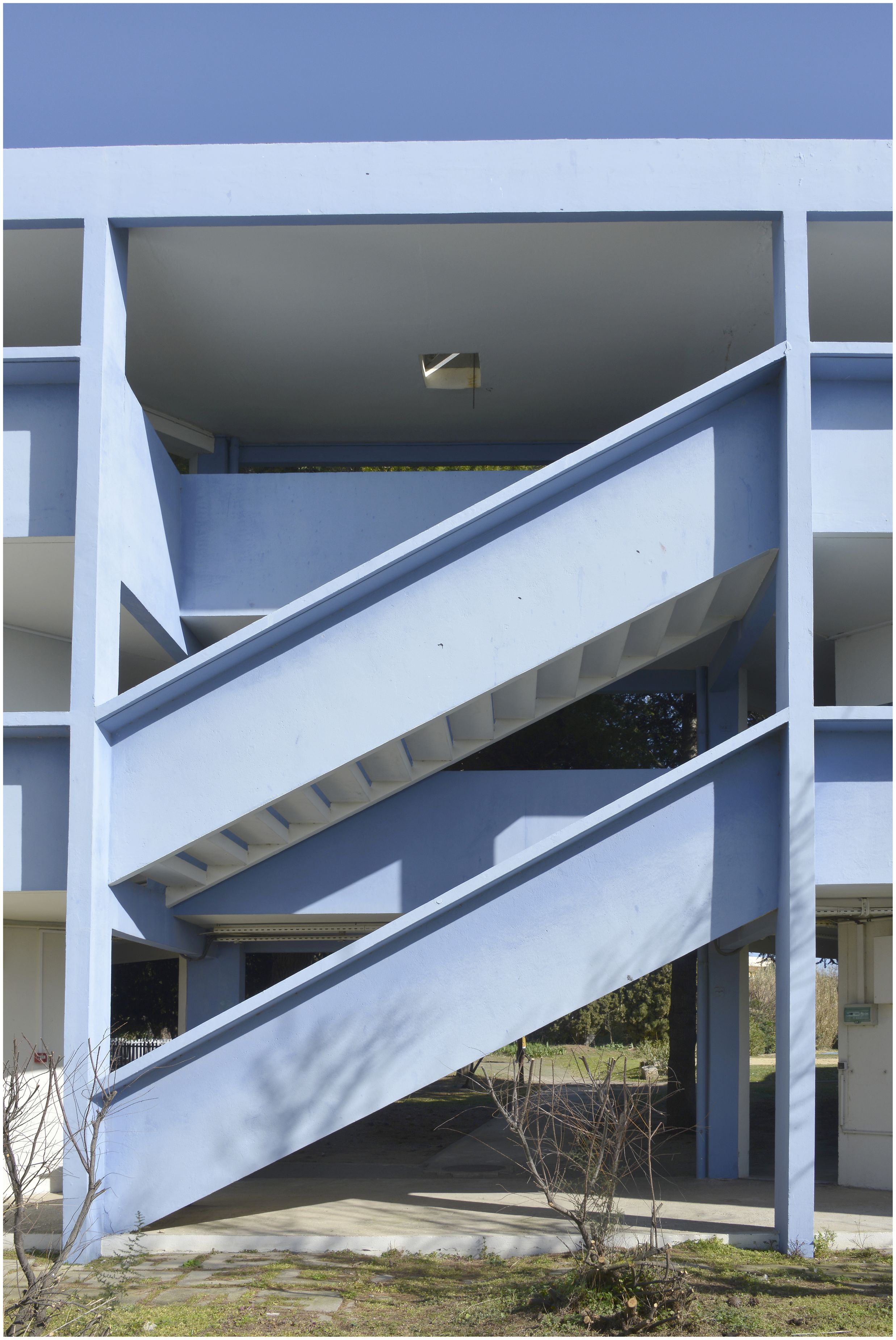 Escalier formant rotule entre deux pavillons de logement.