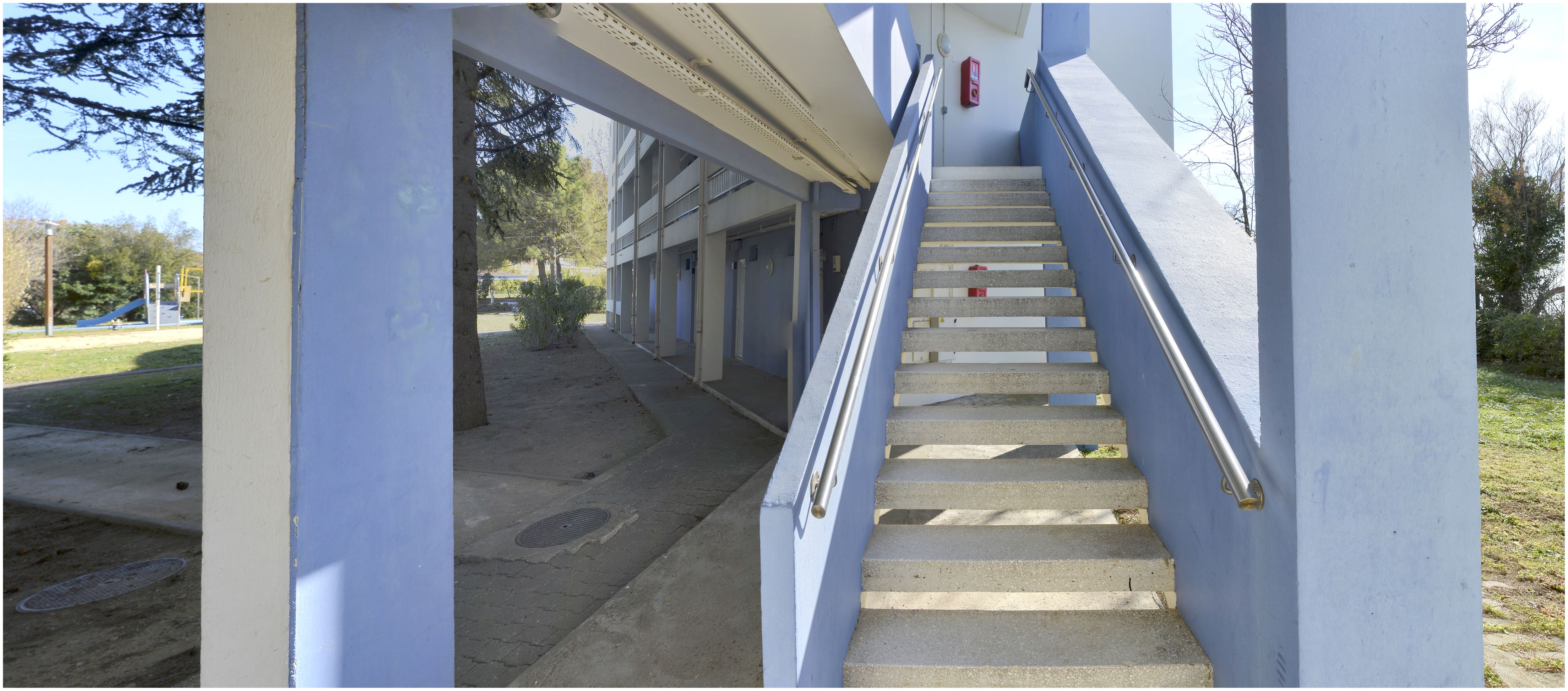 Escalier formant rotule entre deux pavillons de logement.