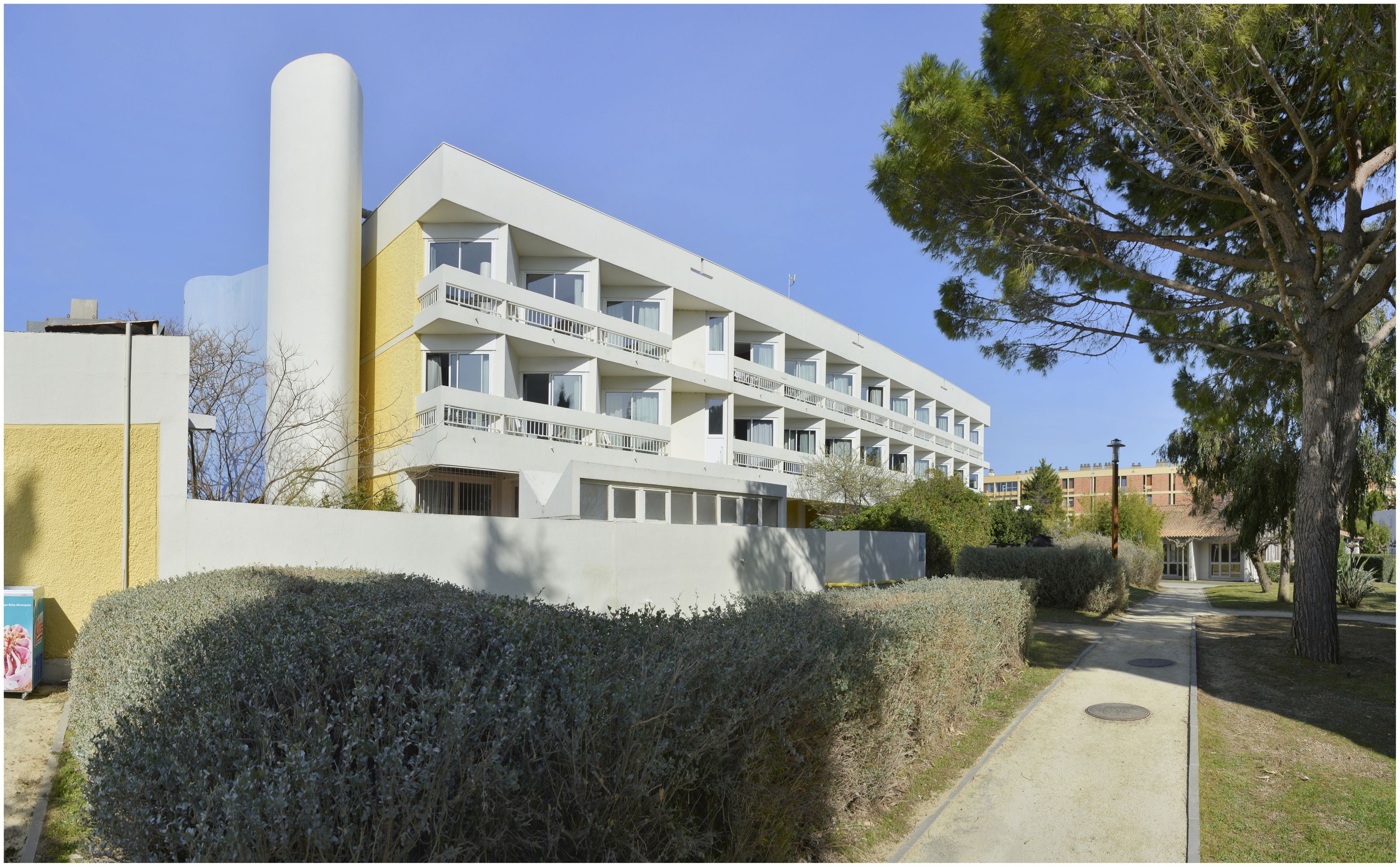 L'hôtel. Les chambres sont placées de biais par rapport à l'axe de la structure, bénéficiant ainsi de vues vers l'étang. 