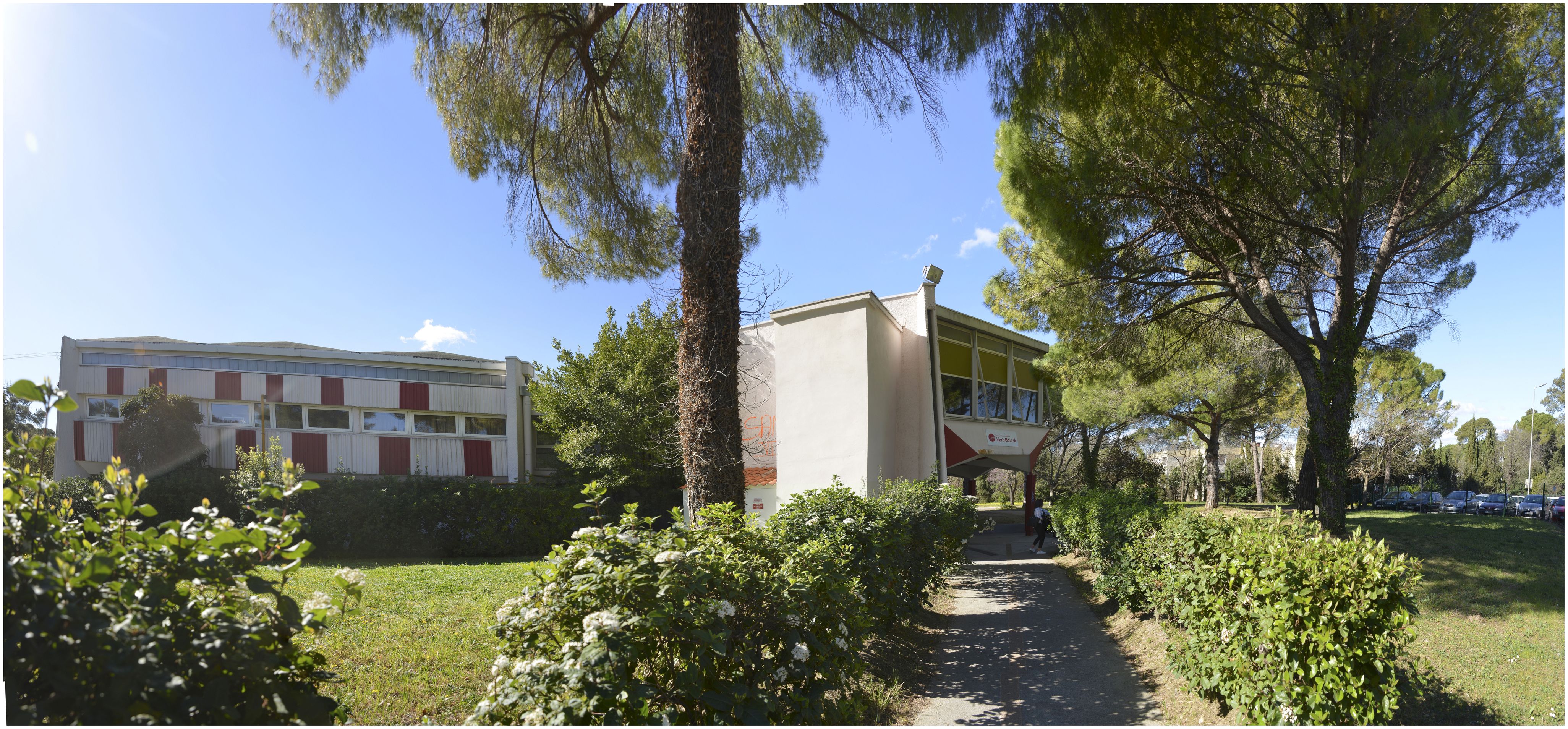 Vue depuis l’entrée du parc du RU. A gauche, les logements, à droite le restaurant universitaire.