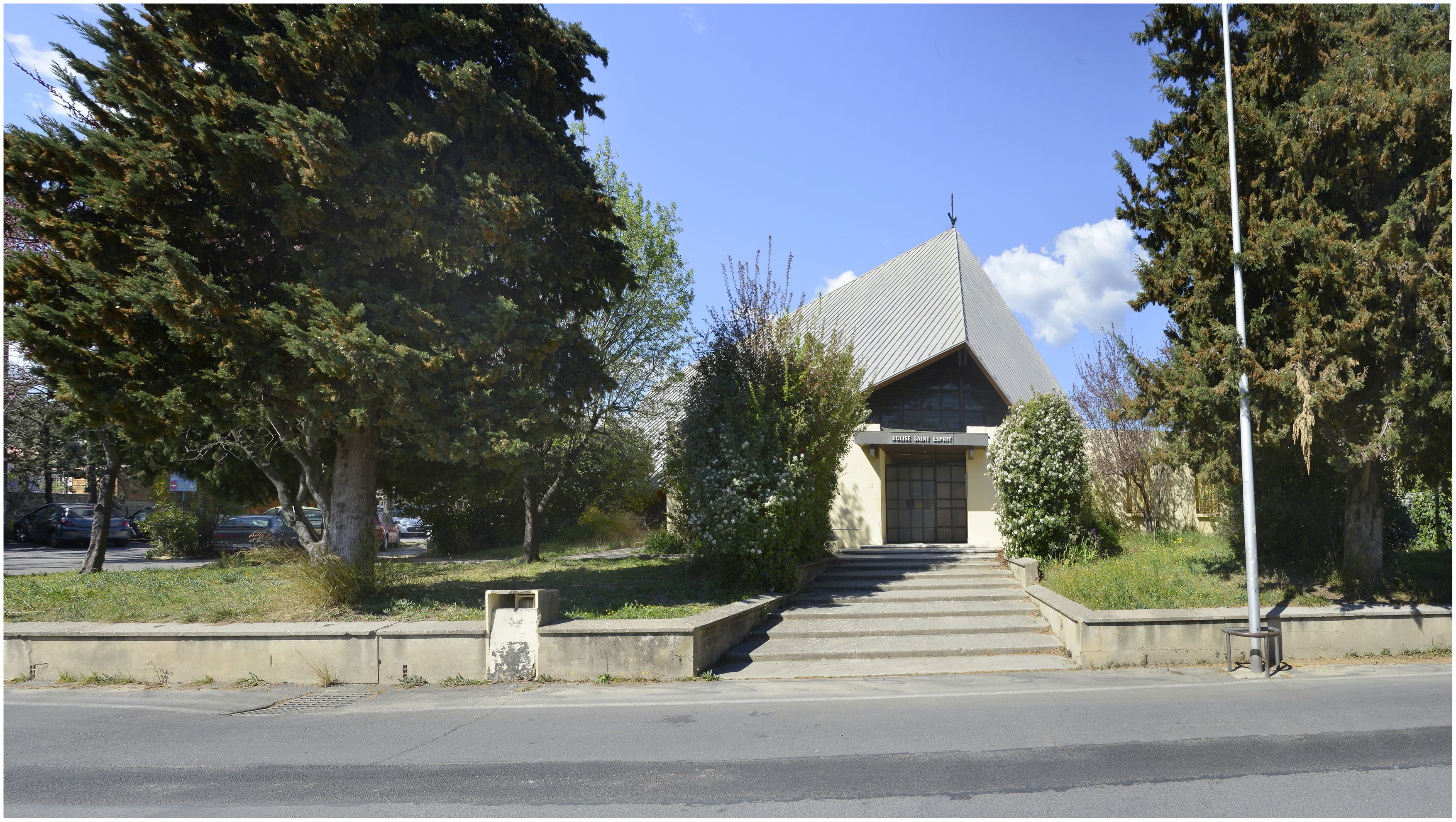 L'entrée de l'église au sud, par un petit bâtiment rectangulaire, précédé par un large escalier.