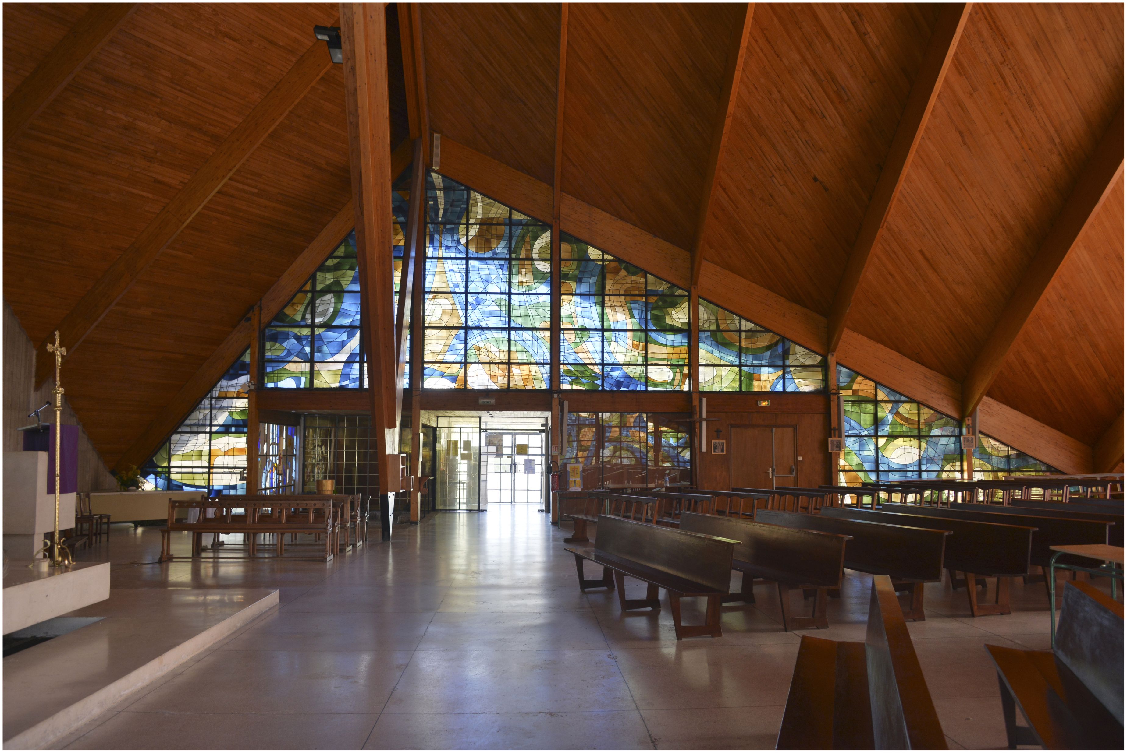 Vue intérieure vers l’entrée et les fonds baptismaux.