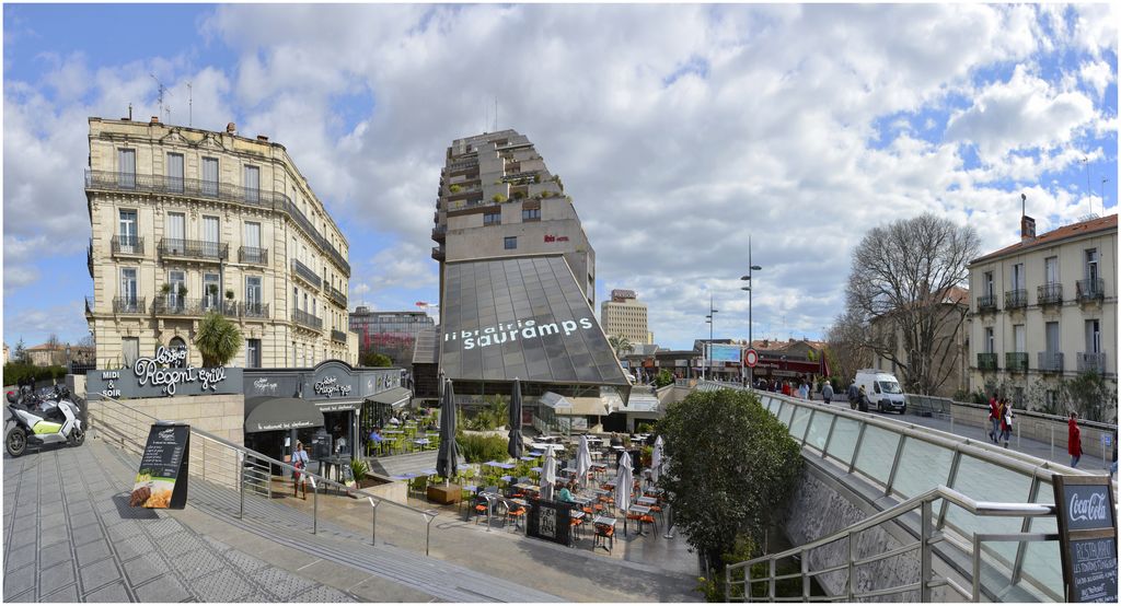 Vue d’ensemble depuis l’entrée du quartier du Polygone, à la jonction de l’Esplanade. Verrière de Sauramps et élévation en gradins.