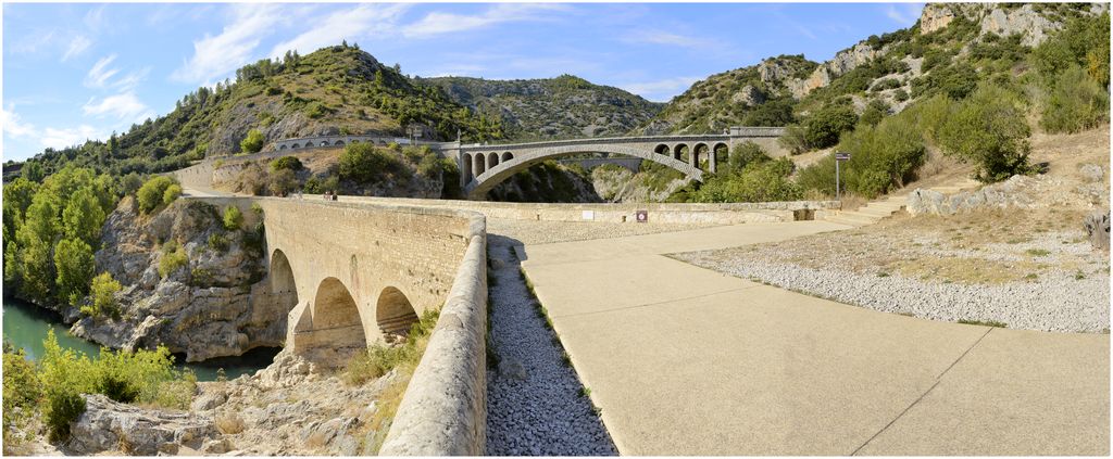 Rampe d’accès du pont côté aval et pont en béton armé en arrière plan.