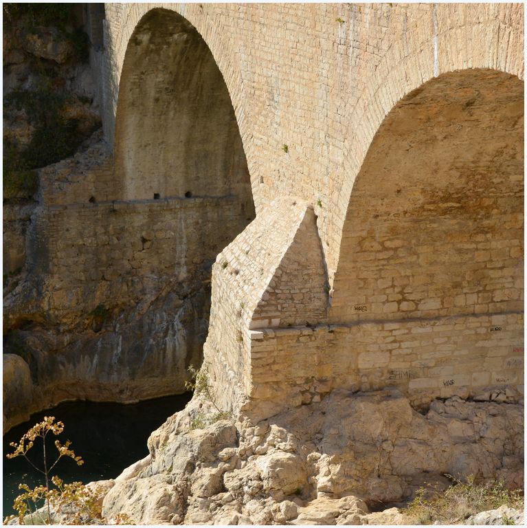 Arches et avant bec côté aval.