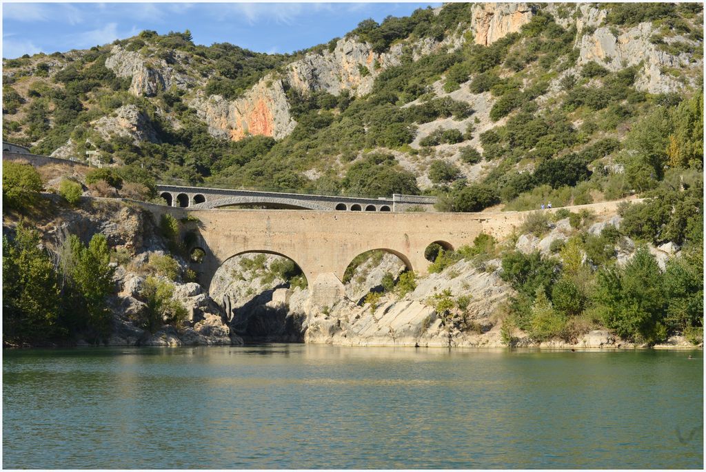 Vue d’ensemble depuis le plan d’eau de la rivère à l’aval.