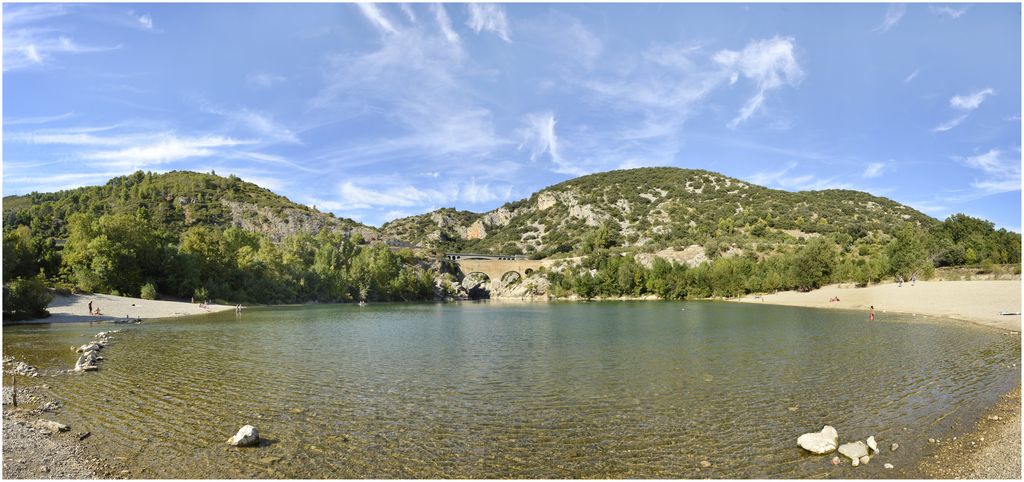 Vue d’ensemble depuis le plan d’eau de la rivère à l’aval.