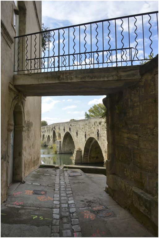 Vue des arches depuis la ville ancienne.