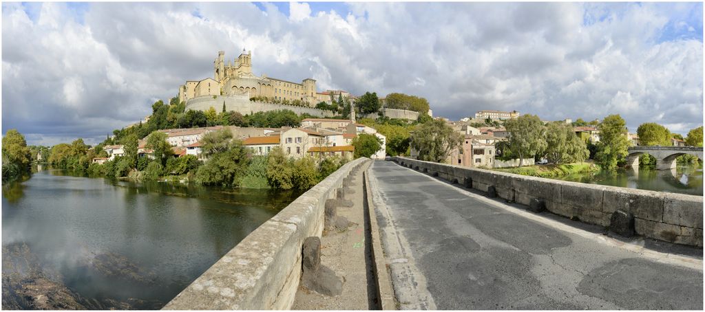 Le tablier du pont vers la ville.