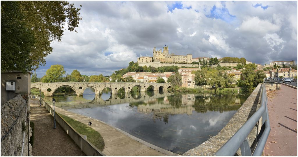 Le pont vers la ville, depuis le pont moderne plus au sud (pont d’Occitanie).