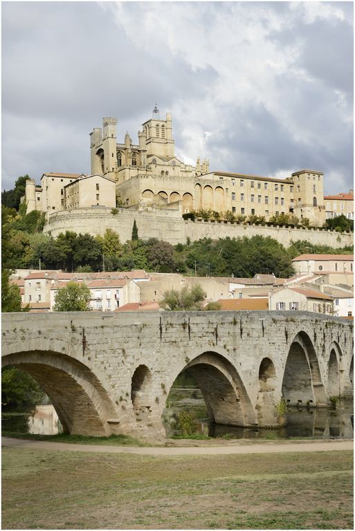 Le pont et la cathédrale en arrière-plan.