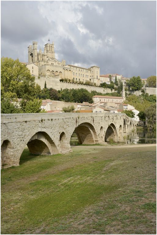 Le pont et la cathédrale en arrière-plan.