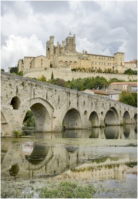 Le pont et la cathédrale en arrière-plan.