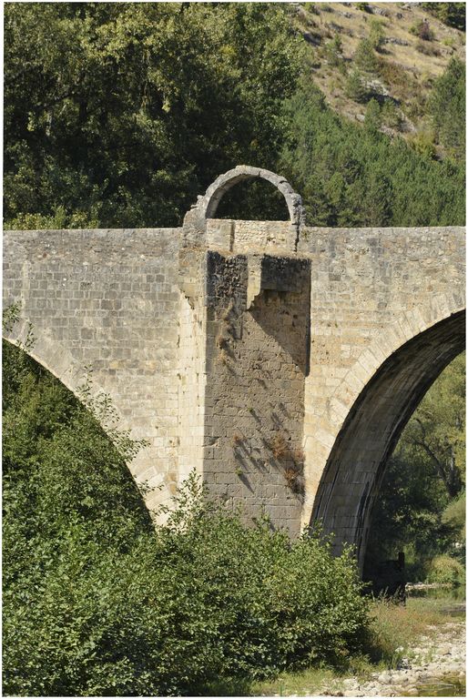 Détail de la 3e pile renforcée d’un avant-bec triangulaire et portant les restes d’une chapelle.