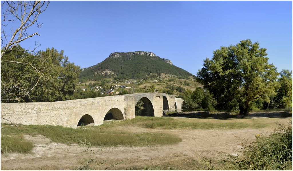 Six arches inégales et quatre piles renforcées d’avant-becs triangulaires.