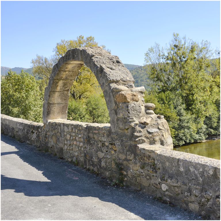 Arc subsistant de la chapelle élevée sur la 3e pile du pont.