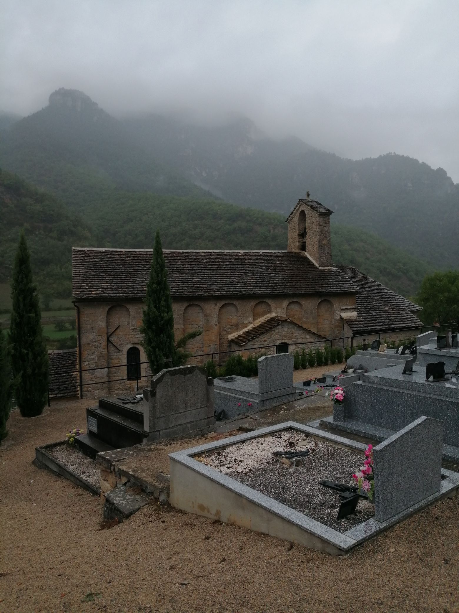 Vue de l’église et du cimetière accolé au sud.