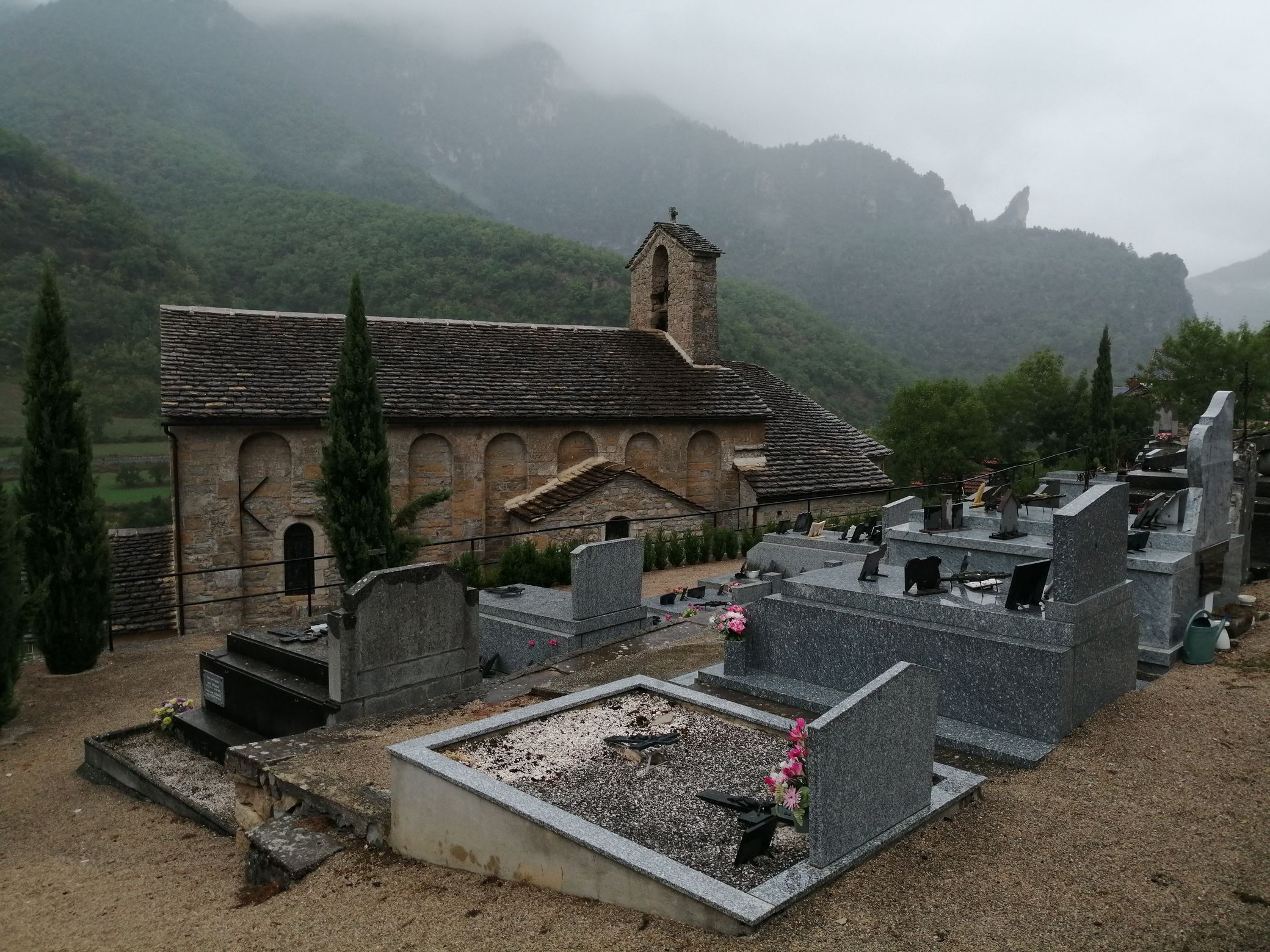 Vue de l’église et du cimetière accolé au sud.