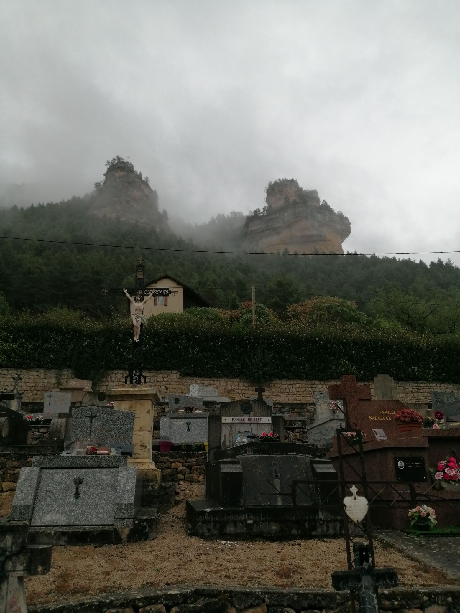 Vue du cimetière vers le sud et le château de Blanquefort sur la rive droite du Tarn.