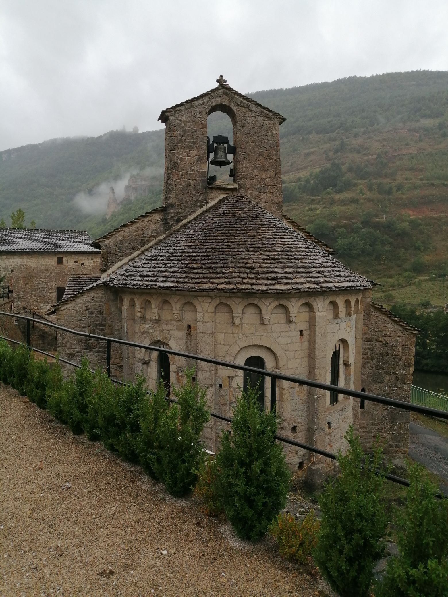 Le chevet vu depuis le cimetière.