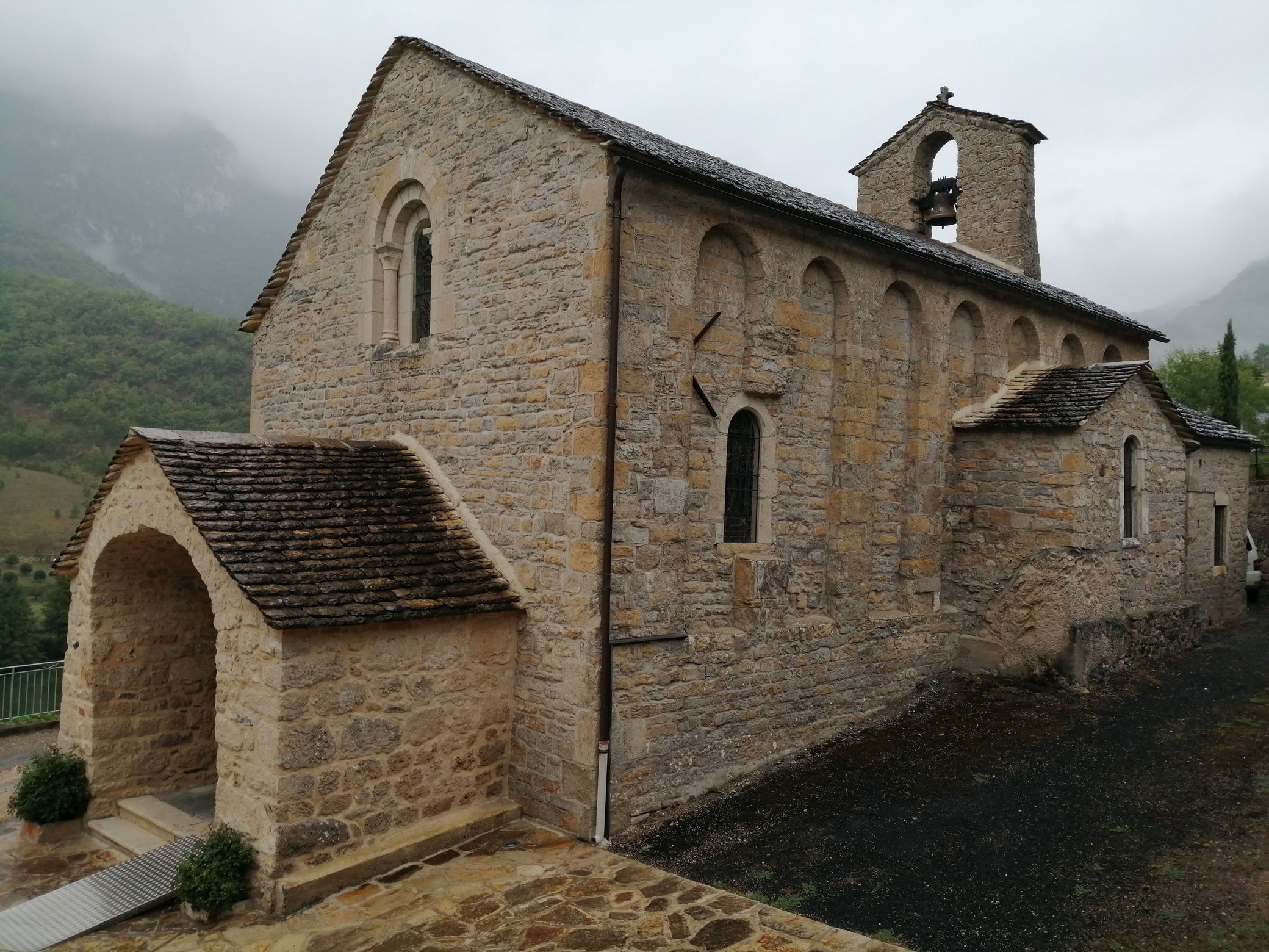 Côté sud de l’église et son porche à l’ouest.