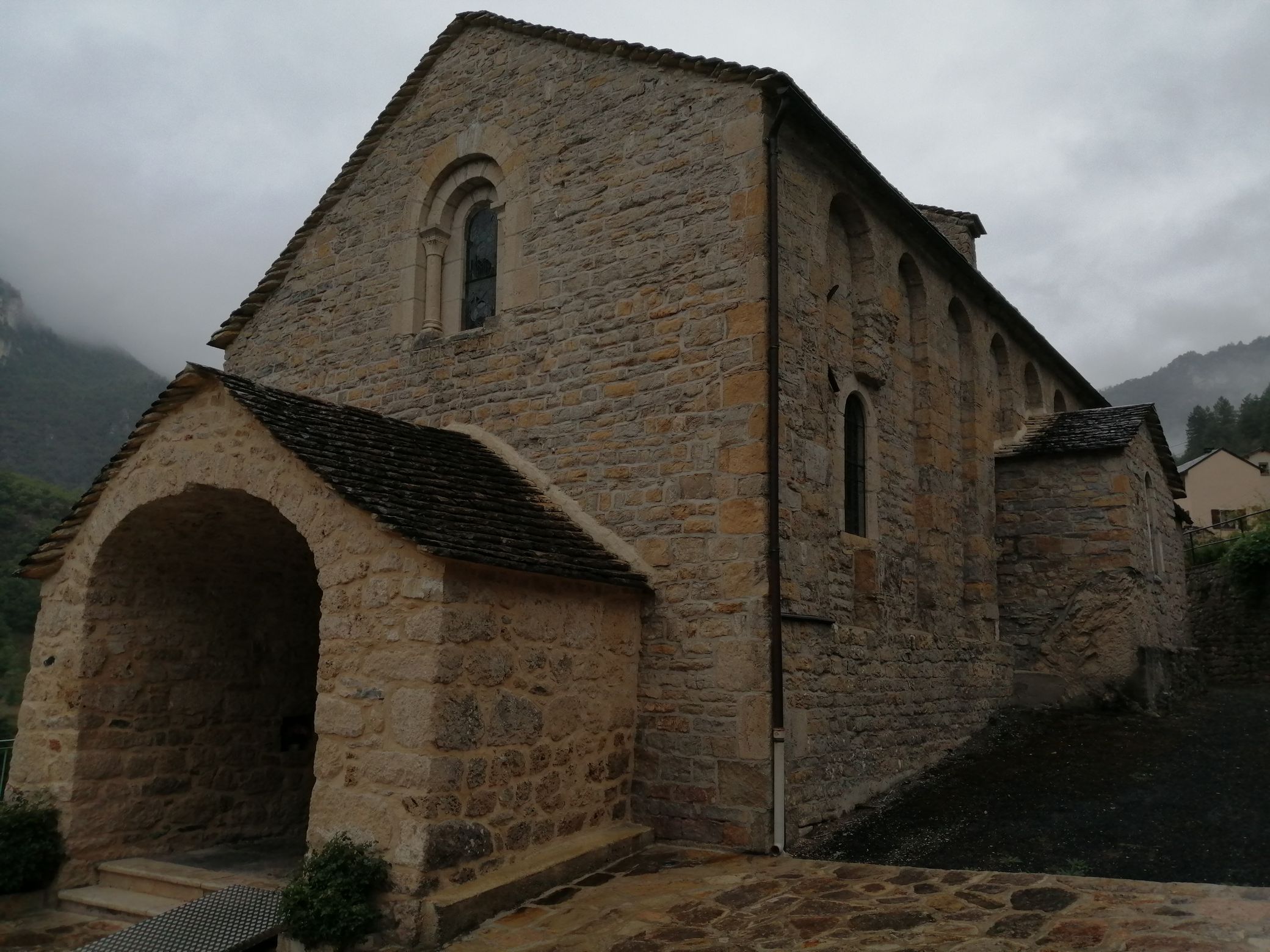 L’église : façade occidentale et mur sud.