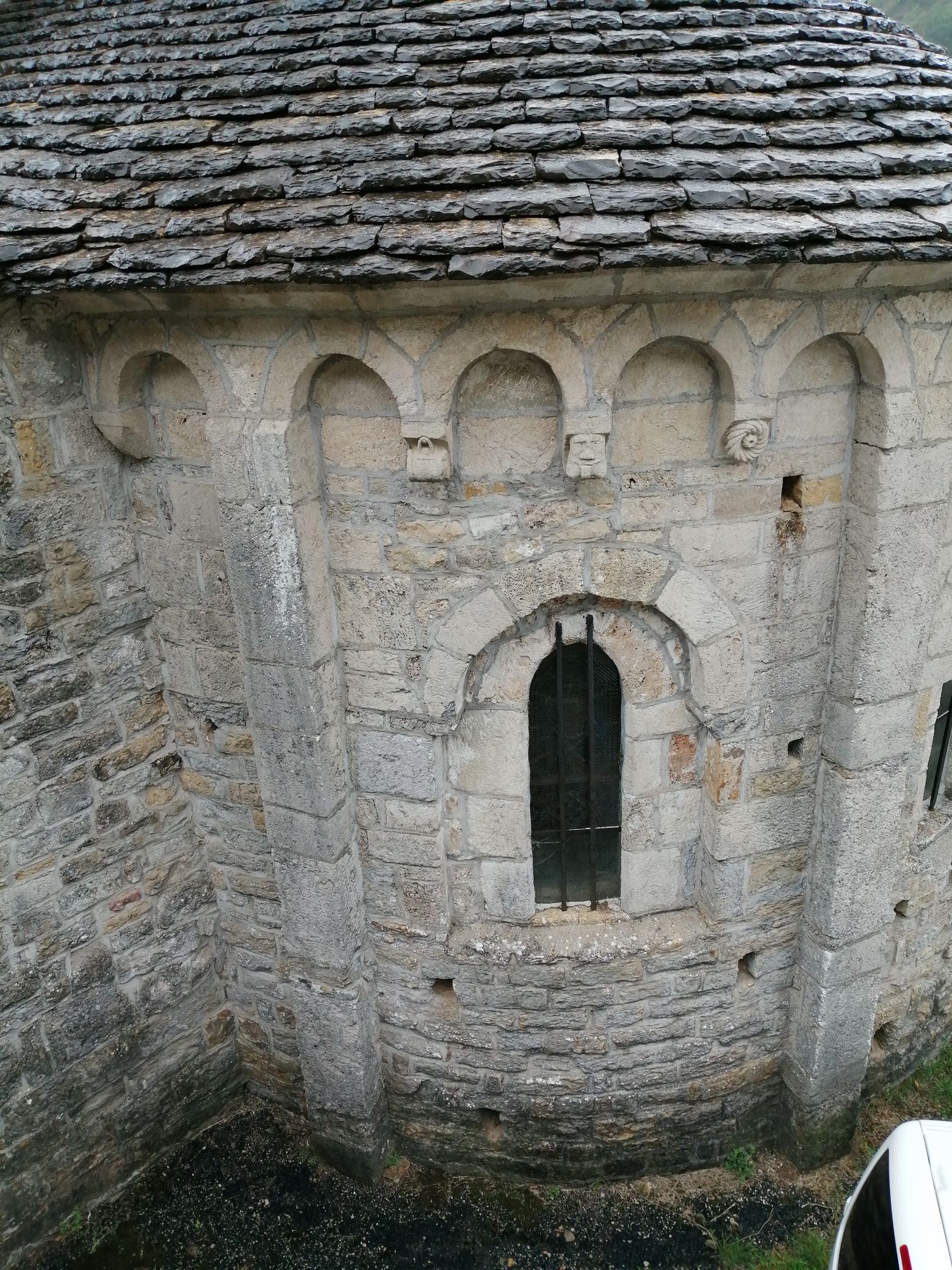 Le chevet de l’église. Lesènes et bandes lombardes.