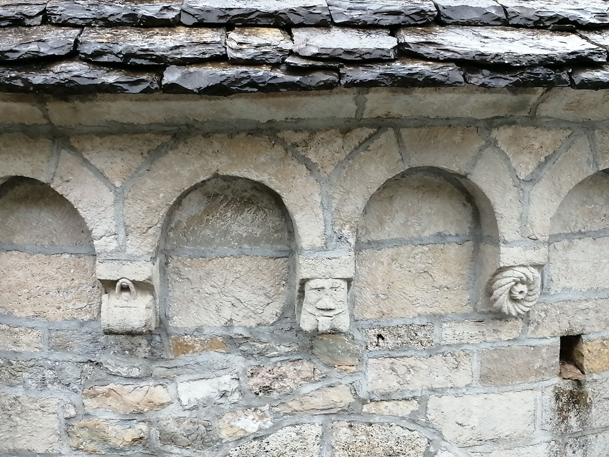 Le chevet de l’église. Détail des corbeaux sculptés.