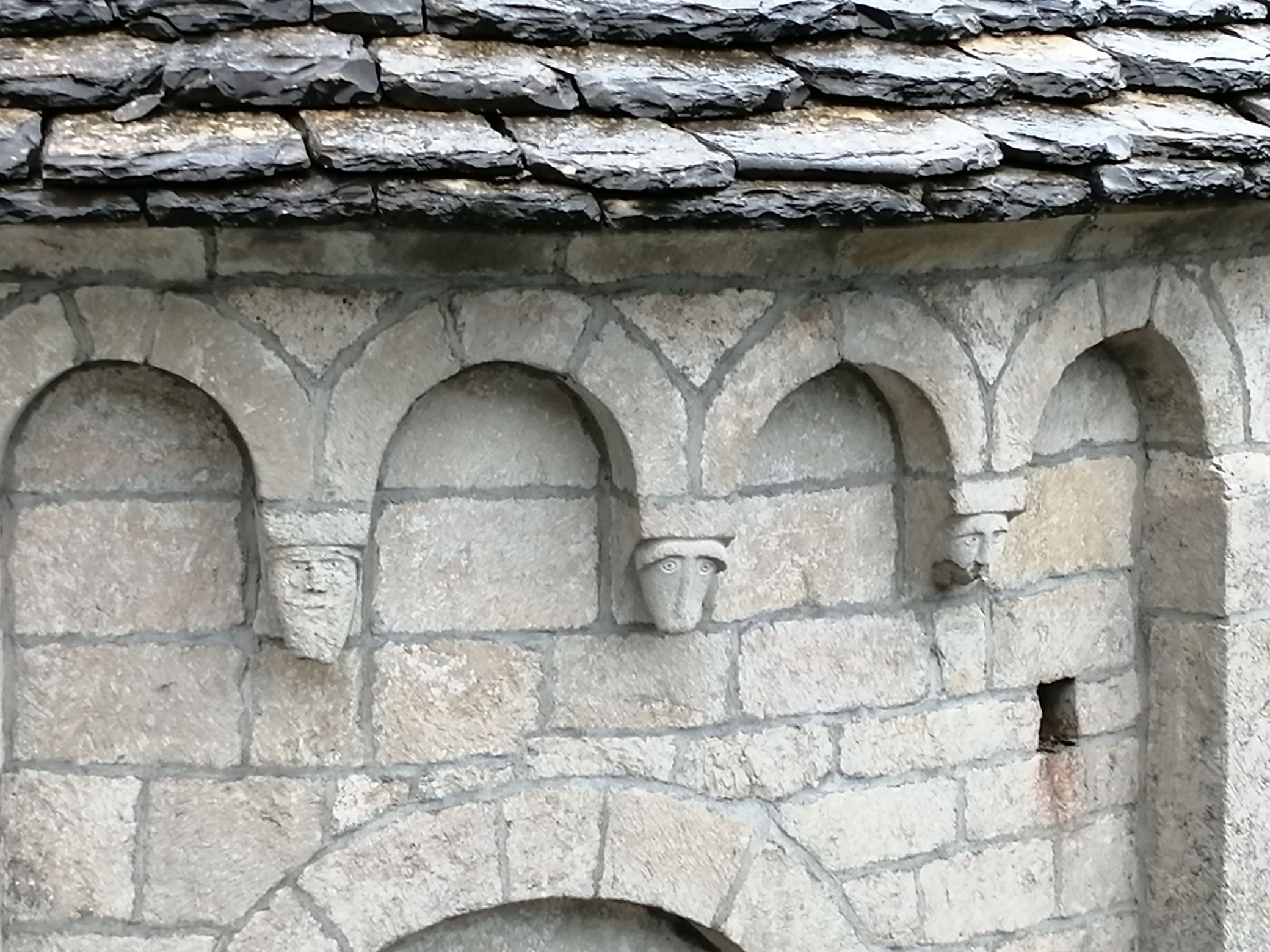 Le chevet de l’église. Détail des corbeaux sculptés.