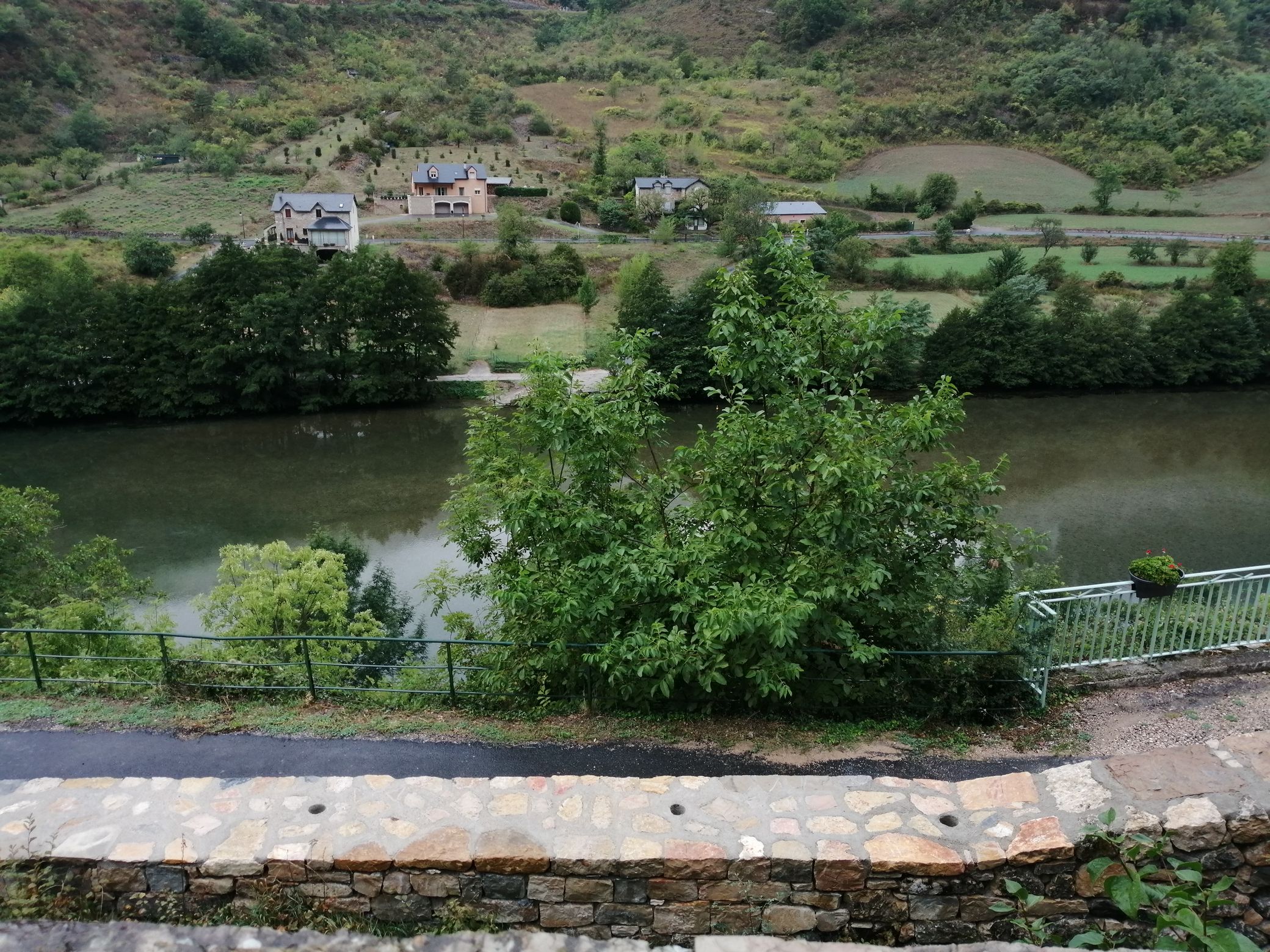 Vue de la rivière Tarn depuis le jardin du presbytère, situé immédiatement à l’ouest de l’église.