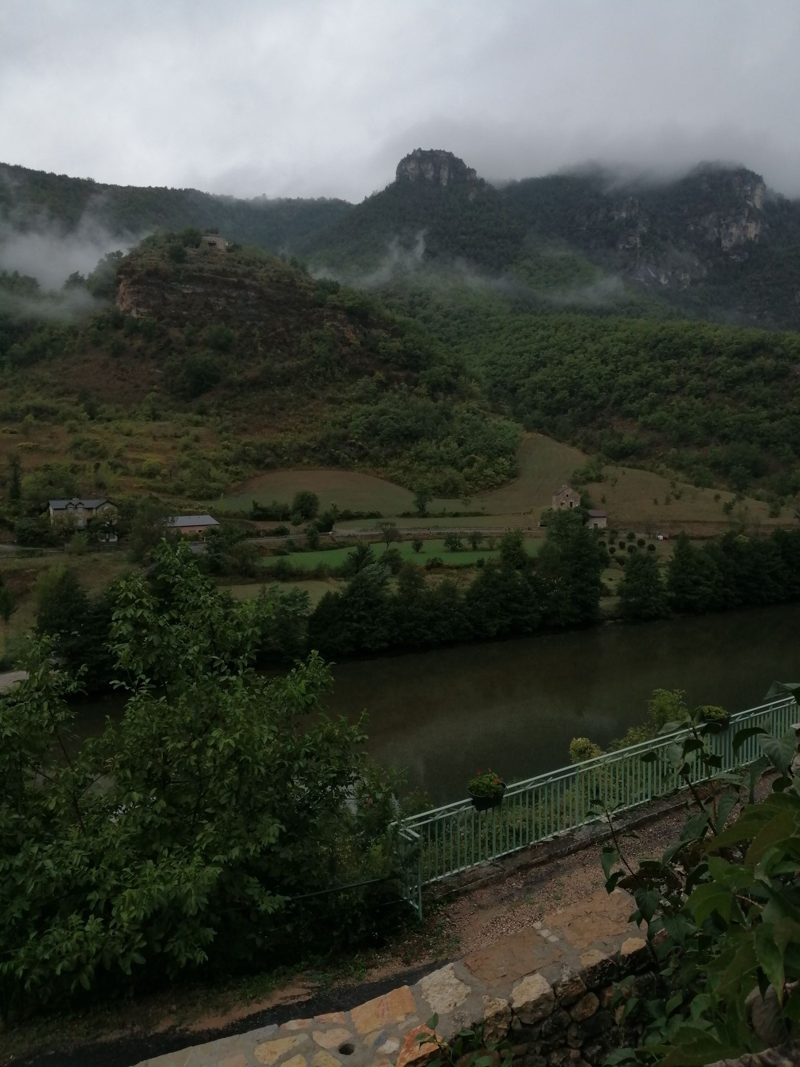 Vue de la rive gauche du Tarn depuis le jardin du presbytère.